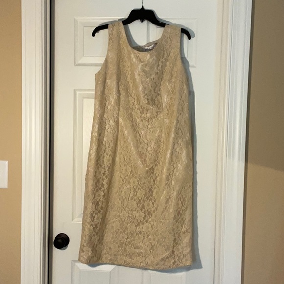 Elegant Beige Long Sleeve Dress with Brooch - Picture 4 of 5